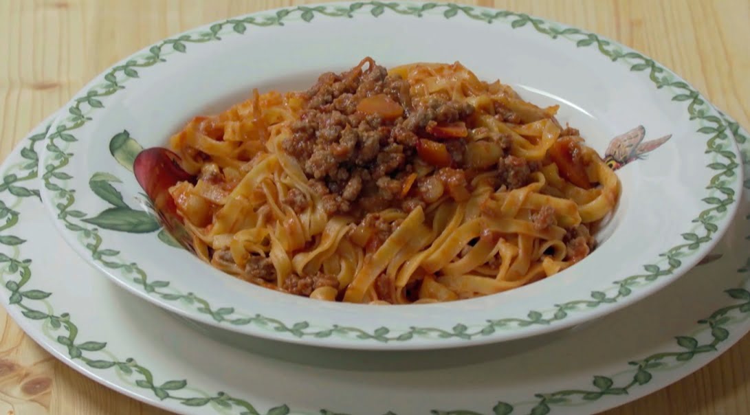 tagliatelle fatte a mano con ragù veloce